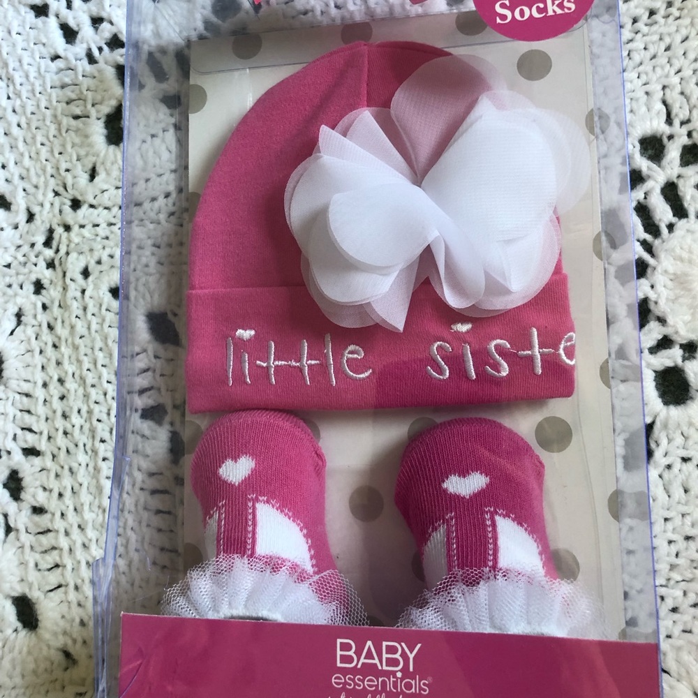 Baby gift set with hat & socks